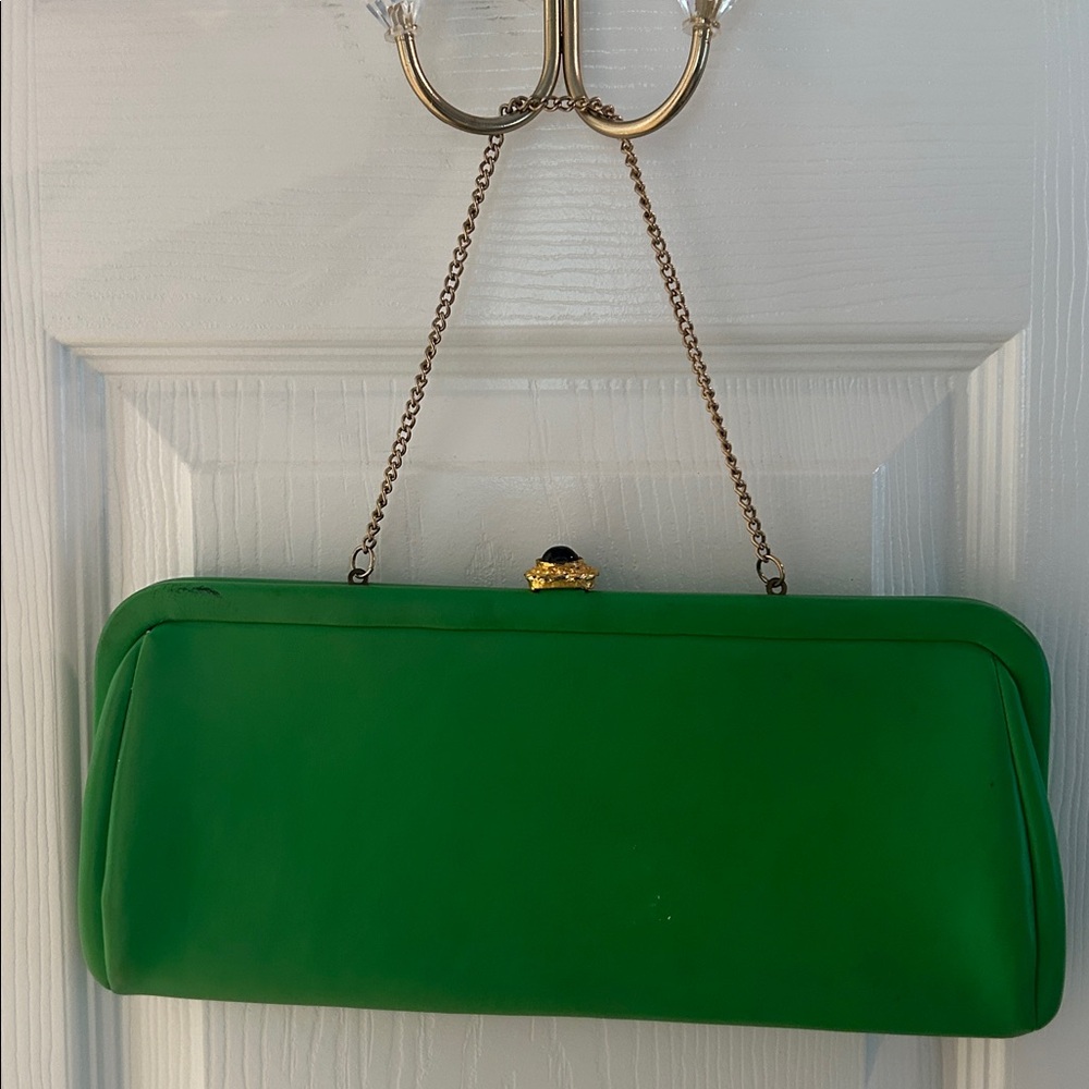 Vintage  60s Elegant Vinyl Green Clutch Bag Purse Gold Chain Medallion Closure - Picture 4 of 11